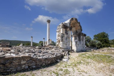 Stratonikeia Antik Şehir. Stratonikeia, Mugla 'da; Eskihisar Köyü' nde, Yatagan 'ın 7 kilometre batısında. Bronz Çağı 'nın sonlarından günümüze kadar kesintisiz bir yerleşim yeri olmuştur.