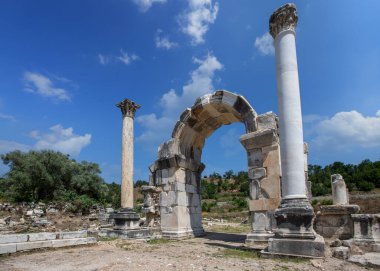 Stratonikeia Antik Şehir. Stratonikeia, Mugla 'da; Eskihisar Köyü' nde, Yatagan 'ın 7 kilometre batısında. Bronz Çağı 'nın sonlarından günümüze kadar kesintisiz bir yerleşim yeri olmuştur.