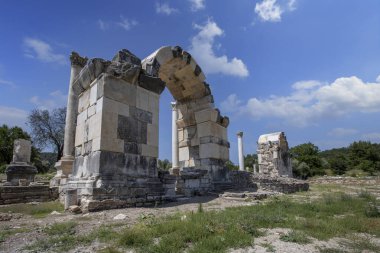 Stratonikeia Antik Şehir. Stratonikeia, Mugla 'da; Eskihisar Köyü' nde, Yatagan 'ın 7 kilometre batısında. Bronz Çağı 'nın sonlarından günümüze kadar kesintisiz bir yerleşim yeri olmuştur.