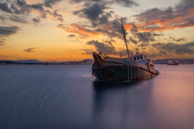 Batık kargo gemisi Aliaga Körfezi, İzmir 'de gün batımında yan yatıyordu..