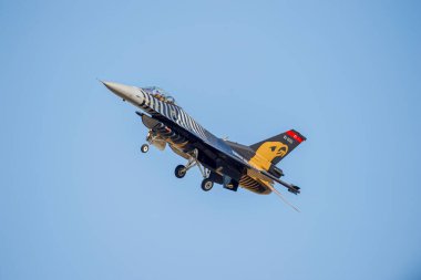 Türkiye - İzmir - Cigli hava üssü 15 Mart 2016 F-16 uçak tipi gösterileri)