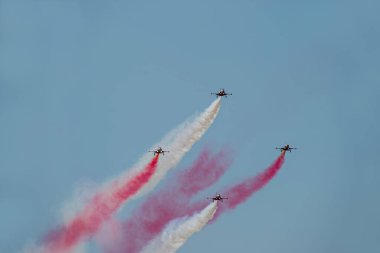 Türkiye - İzmir - Cigli hava üssü 15 Mart 2016 'da Türk yıldızların F-5 tipi uçaklarla gösteri yaptığını gösterdi.