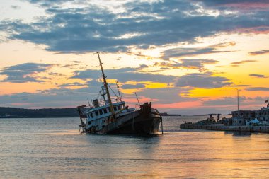 Batık kargo gemisi Aliaga Körfezi, İzmir 'de gün batımında yan yatıyordu..
