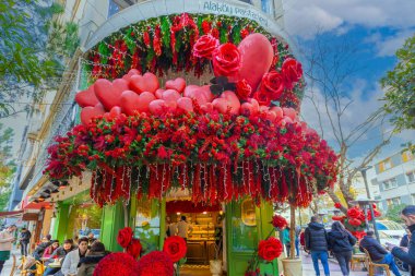 İzmir - Türkiye 07 Şubat 2025: Alsancak ilçesi. Sevgililer Günü. Kalp şeklinde kırmızı balonlar, kırmızı güller.