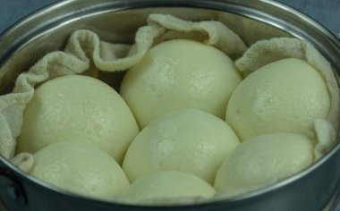 Buharda fasulye ezmeli çörekler var, dışarıdan buğulanmış çöreğe benziyorlar, ama içi kırmızı fasulye ezmesiyle dolu. Daha yeni yapılmış ve hala sıcak. Lezzetli fasulye ezmeli çörek..