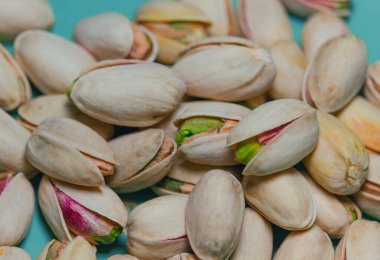 Yığılmış fındıklar şam fıstığı; olgunlaşmış fındıklar yemeye hazır. Açık kabuklu fındıkların çok lezzetli bir tadı var. Fıstık kabukları açık sarıdır ve bazı parlak yeşil çekirdekleri vardır. Bazı çekirdeklerin kırmızı veya morumsu bir teni vardır.