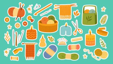 Örgü, örgü, kanca, makas, iğne, düğme ve turkuaz arka planda el yapımı aksesuarlar gibi el işi ve el işi malzemelerin yer aldığı el yazmaları.