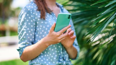 Açık havada akıllı telefon kullanan bir kadın. Dijital hareketlilik yaşam tarzına sahip modern insanlar