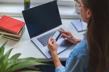 Bir dizüstü bilgisayar ve kredi kartı kullanarak alışveriş ve online ödeme. E-ticaret. Model