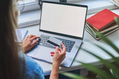 Bir dizüstü bilgisayar ve kredi kartı kullanarak alışveriş ve online ödeme. E-ticaret. Model