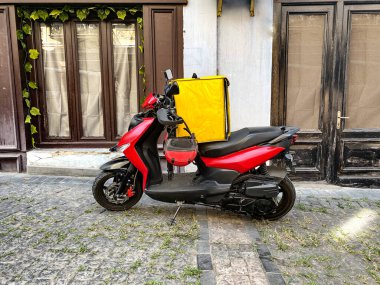 Şehirde scooter 'la hızlı ve bedava yemek. 