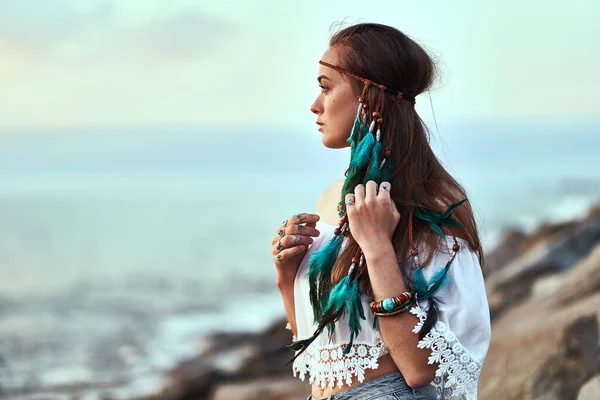 Portret Van Een Aantrekkelijke Hippie Vrouw Met Blauwe Veren Lang — Stockfoto