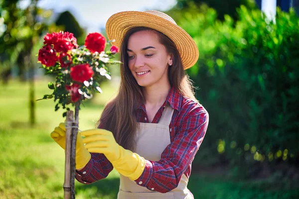 Gardener Mulher Feliz Atraente Usando Chapéu Palha Avental Luvas Borracha — Fotografia de Stock
