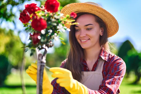 Mooie Vrolijke Vrolijke Glimlachende Tuinman Met Strohoed Schort Gele Rubberen — Stockfoto