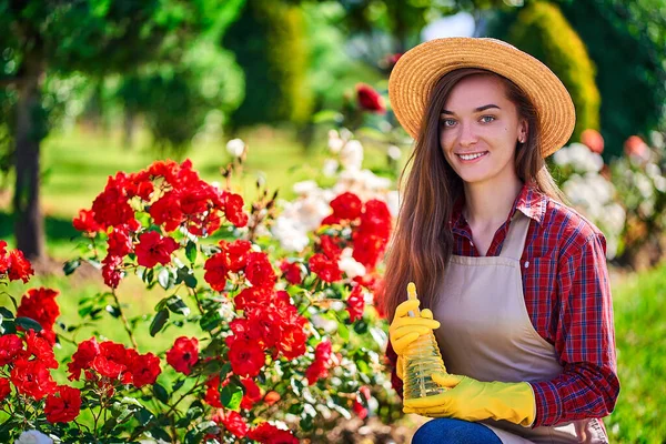 Portrét Krásné Šťastně Usmívající Ženy Zahradník Slamníku Zástěra Žluté Gumové — Stock fotografie