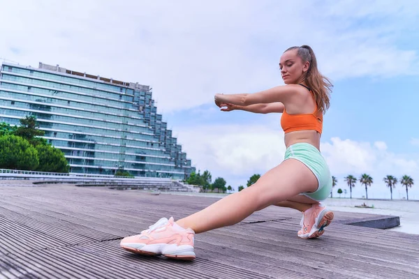 Υγιής Αθλητική Fitness Γυναίκα Κάνει Πρωινή Προπόνηση Τεντώματος Στο Πάρκο — Φωτογραφία Αρχείου