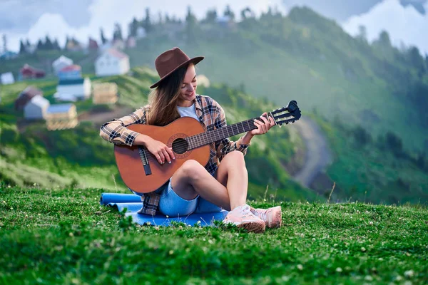 Genç Mutlu Hipster Kadın Gitarist Dağlara Seyahat Ederken — Stok fotoğraf