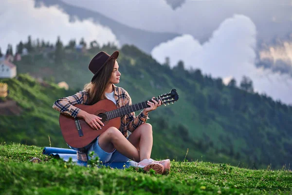 Genç Hipster Kadın Gezgin Dağlara Seyahat Ederken Gitar Çalıyor — Stok fotoğraf