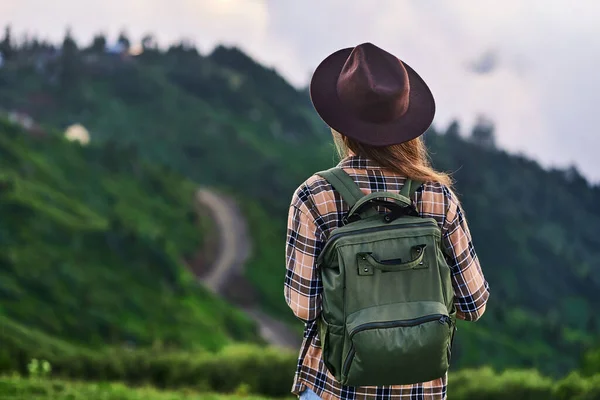 Free Backpacker Woman Tourist Enjoys Calmness Tranquility While Traveling Mountains — Stock Photo, Image
