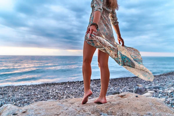 Boho Kobieta Długimi Nogami Falującą Sukienką Stojąca Kamieniu Nad Brzegiem — Zdjęcie stockowe