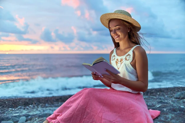 Smiling Happy Dreaming Romantic Woman Reading Novel Book Seashore Enjoying — Stock Photo, Image