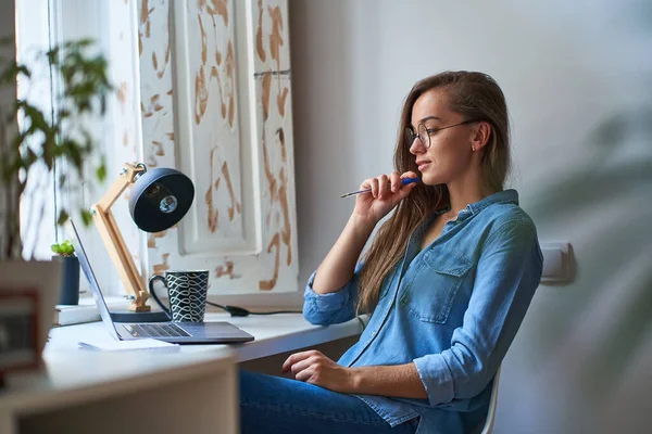 여성둥근 안경을 직장에서 컴퓨터로 일하는 — 스톡 사진
