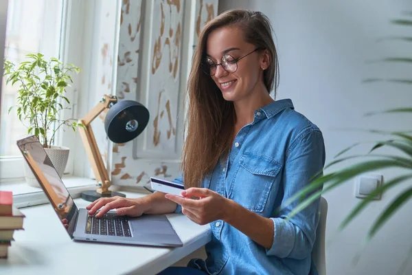 Nternetten Alışveriş Yapan Mutlu Modern Kadın Bilgisayarla Kredi Kartıyla Satın — Stok fotoğraf