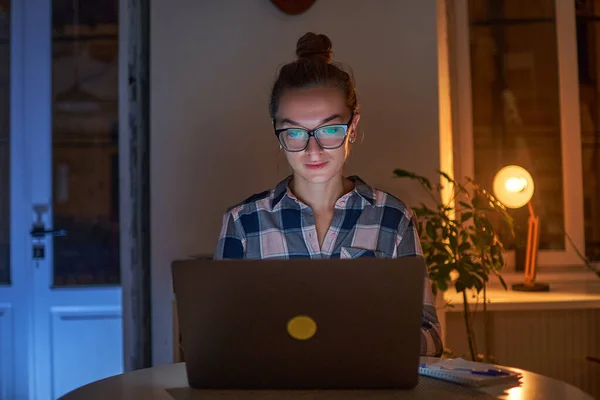 Mujer Concentrada Adicta Trabajo Gafas Trabaja Línea Por Noche Ordenador —  Fotos de Stock