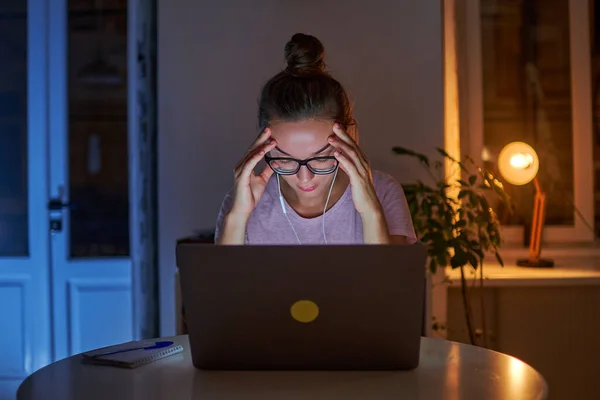 염려는 앉아서 일하는 컴퓨터 앞에서 통으로 고생하는 여성에게 스트레스를 주었다 — 스톡 사진
