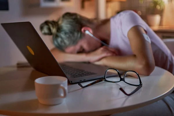 Dormir Sobrecargado Trabajo Mujer Adicta Trabajo Los Auriculares Durmió Lugar — Foto de Stock