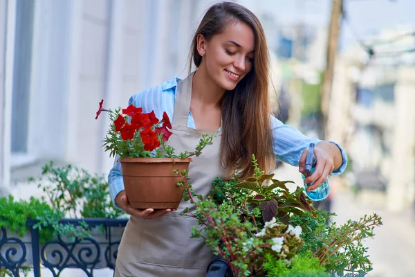 Gelukkig Glimlachen Leuke Vrouw Tuinier Dragen Schort Houden Bloempot Petunia — Stockfoto