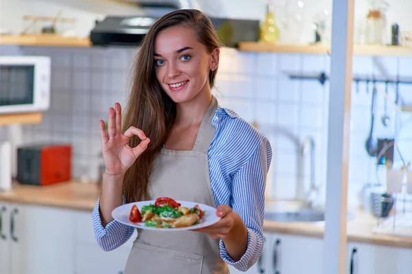 美しい幸せな幸せなかわいい笑顔料理のシェフの女性の肖像新鮮なサラダのプレート — ストック写真