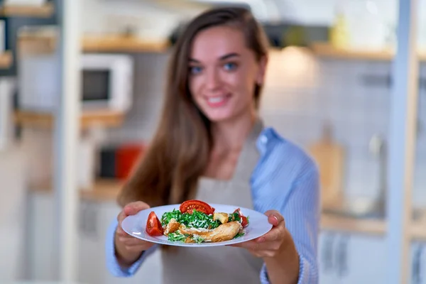 美しい幸せな幸せなかわいい喜びの肖像新鮮なサラダのプレートと調理の女性 — ストック写真