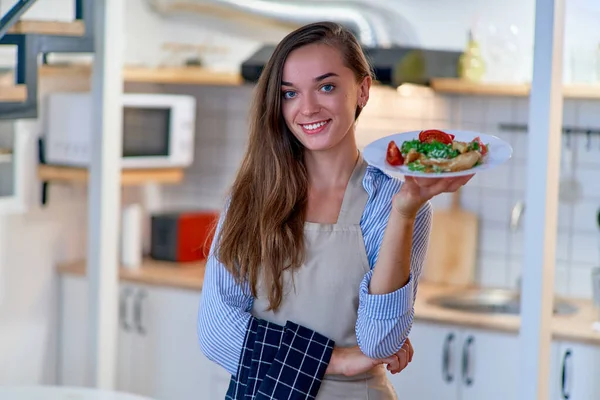 美しい幸せな幸せなかわいい笑顔料理のシェフの女性の肖像新鮮なサラダのプレート — ストック写真