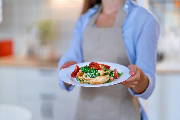 Kokende Vrouw Met Een Bord Verse Caesar Salade — Stockfoto