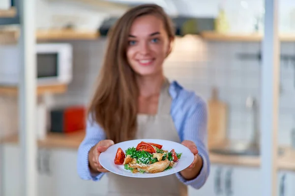 新鮮なシーザーサラダのプレートと料理の女性 — ストック写真