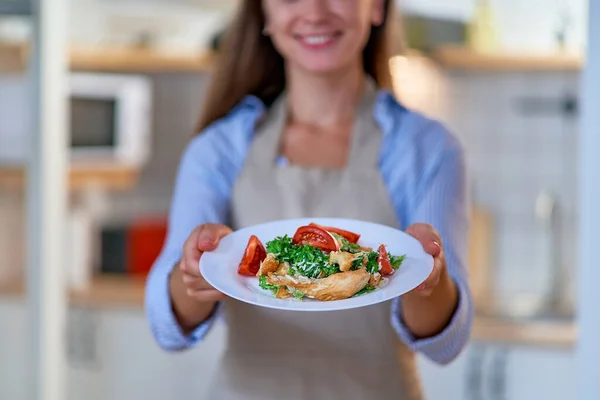 Matlagning Kvinna Med Tallrik Färsk Caesar Sallad — Stockfoto