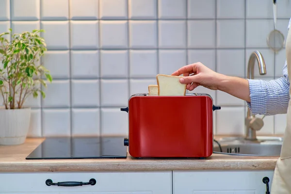 Moderner Roter Toaster Zum Kochen Von Toasts — Stockfoto