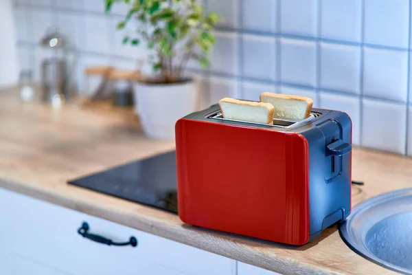 Сучасний Червоний Тостер Приготування Тостів — стокове фото