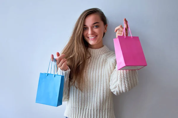 Šťastný Spokojený Veselý Radostný Žena Shopaholic Barevnými Světlé Papírové Dárkové — Stock fotografie