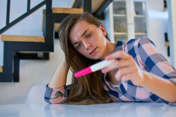 怀孕测试结果呈阴性的沮丧 抑郁的女性 — 图库照片