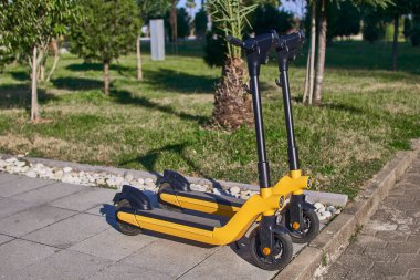 Çevre dostu, hızlı ve hareketli araçlar için elektrikli scooterların halka açık park yeri.    