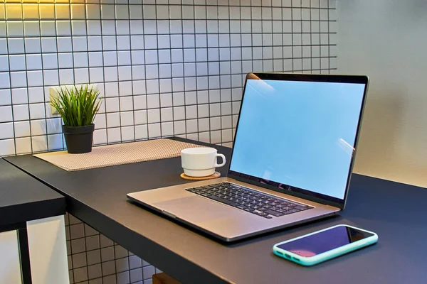Werkruimte Voor Online Werken Afstand Een Laptop Met Lege Witte — Stockfoto