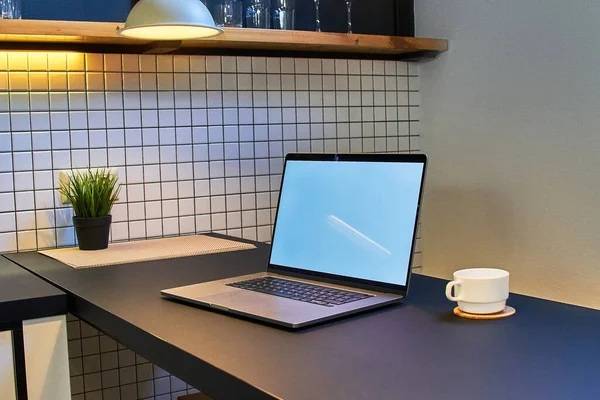 Werkruimte Voor Online Werken Afstand Een Laptop Met Lege Witte — Stockfoto