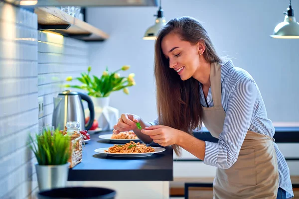 Uśmiechnięty Szczęśliwy Uroczy Gotowanie Kobieta Przygotowuje Dekoruje Jedzenie Liściem Pietruszki — Zdjęcie stockowe