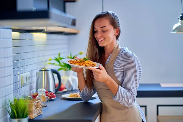 식사를 파스타 접시를 앞치마를 행복하게 미소짓는 요리사의 — 스톡 사진