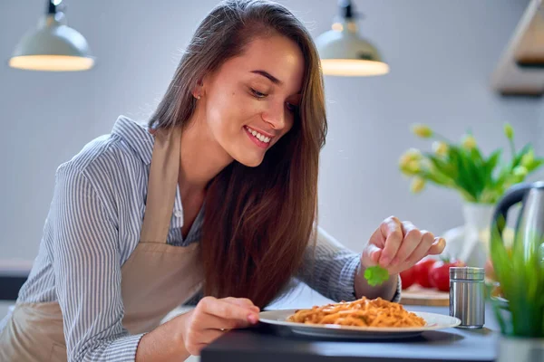 Uśmiechnięty Cute Szczęśliwy Młody Kucharz Kobieta Gotowanie Przygotowuje Dekoruje Jedzenie — Zdjęcie stockowe