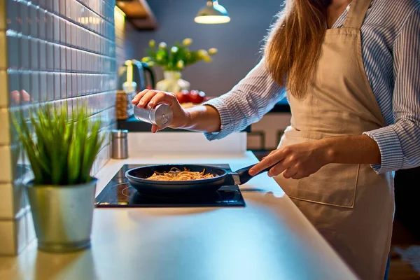 주부가 식사를 현대식 로프트 스타일의 주방에서 요리를 스토브 올려놓은 프라이팬에서 — 스톡 사진