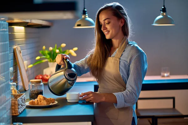 Glücklich Lächelnde Attraktive Junge Hausfrau Gießt Und Kocht Tee Mit — Stockfoto