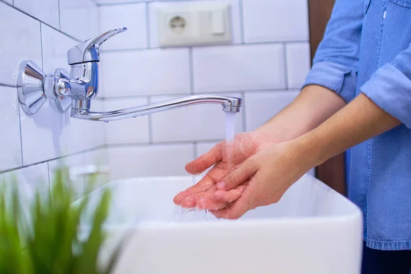 人は液体抗菌石鹸で浴室の流しの手を洗う ウイルス 微生物 細菌からの毎日の保護と予防 — ストック写真